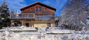 Obiekt Le Cerf, chalet cocooning avec piscine et billard zimą