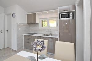 Kuchyň nebo kuchyňský kout v ubytování Sunshine Residence Baska