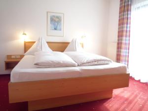 Łóżko lub łóżka w pokoju w obiekcie Appartement Bergkristall