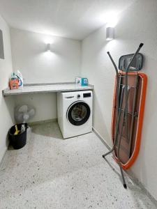 lavadero con lavadora y lavadora en Casa Colina e Lobos by Quantique, en Vieira do Minho