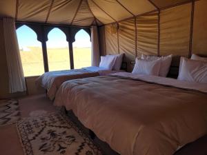 Postel nebo postele na pokoji v ubytování Ammar Luxury Camp