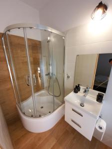 Ένα μπάνιο στο Apartament 2 przy Termach Cieplickich
