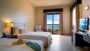 TV a/nebo společenská místnost v ubytování The Cove Rotana Resort - Ras Al Khaimah