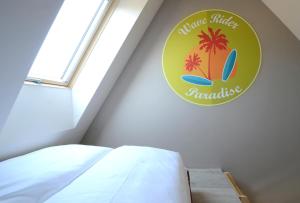 a bedroom with a sign on the wall at Typ C2 Mini Lodge - Kalama Beach Park 2 in Pelzerhaken