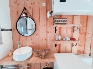 a bathroom with a sink and a mirror at Magnifique T2 au calme avec une superbe vue sur le port in Canet-en-Roussillon