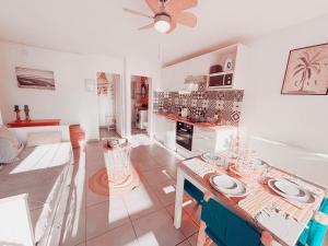 a kitchen and living room with a table and a couch at Magnifique T2 au calme avec une superbe vue sur le port in Canet-en-Roussillon