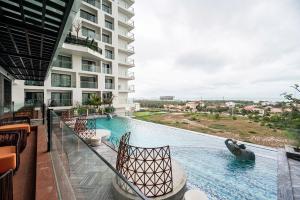 vista sulla piscina di un hotel di HaNaLi - Apec Mandala Wyndham Phú Yên Condotel a Tuy Hoa Altre 9 foto