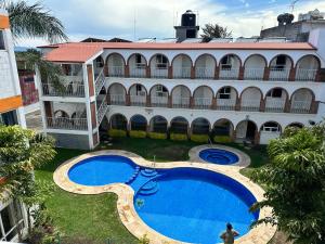 an overhead view of a building with a swimming pool at Hotel El Romano in Ixtapan de la Sal