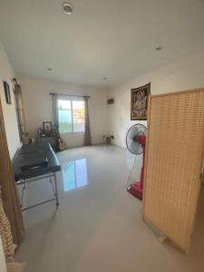 un soggiorno vuoto con un ventilatore e un tavolo di C-Hill Camp&Resort a Mae Rim