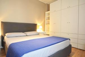 a bedroom with a large bed with a blue blanket at Sant'Andrea - soggiorna a due passi dalla storia in Padova