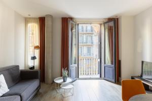 Televízia a/alebo spoločenská miestnosť v ubytovaní Cosmo Apartments Passeig de Gràcia + 37 fotografií