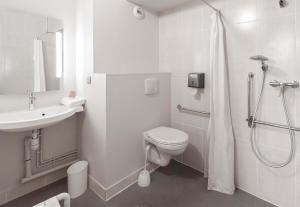Koupelna v ubytování B&B HOTEL Toulouse Basso Cambo