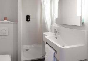 Koupelna v ubytování B&B HOTEL Toulouse Basso Cambo + 22 fotografií