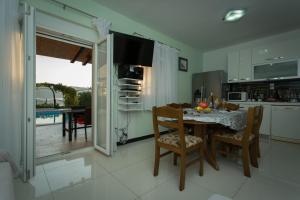 Køkken eller tekøkken på Beachfront Holiday Home MaMi