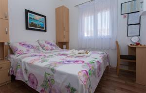 En eller flere senge i et værelse på Beachfront Holiday Home MaMi + 30 billeder