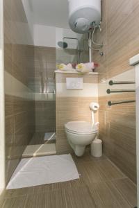 Et badeværelse på Beachfront Holiday Home MaMi