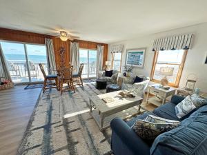 een woonkamer met een blauwe bank en een tafel bij SN9241- Atlantic Horizons in Nags Head