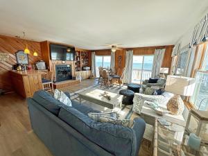 een woonkamer met twee banken en een open haard bij SN9241- Atlantic Horizons in Nags Head