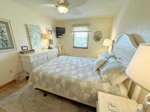 een slaapkamer met een bed en een ladekast bij SN9241- Atlantic Horizons in Nags Head