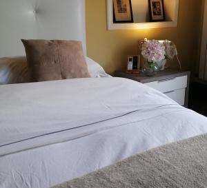 A bed or beds in a room at queen 24