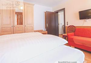 A bed or beds in a room at Edelweißhof
