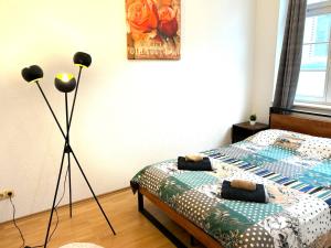 Un pat sau paturi într-o cameră la Piano Apartment Halle Center - Netflix - Free WiFi 2