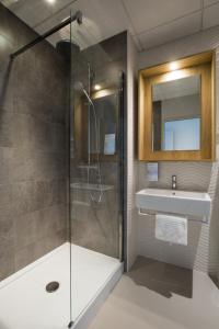 uma casa de banho com um chuveiro e um lavatório. em Campanile Rennes Centre - Gare em Rennes