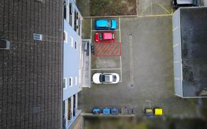 una vista aérea de los coches estacionados en un estacionamiento en City Nest Dortmund, en Dortmund
