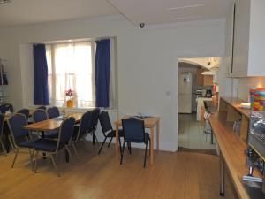 a kitchen and dining room with a table and chairs at Dolphin Inn - The Lodge in London