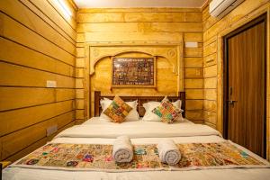 Postel nebo postele na pokoji v ubytování Relax Inn Jaisalmer