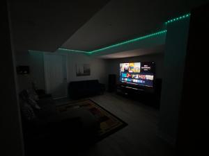 TV o dispositivi per l'intrattenimento presso Ravine Retreat - 3RM Suite, 2BD, 1 WR, Pool, Sauna