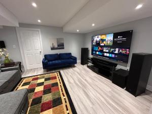 TV o dispositivi per l'intrattenimento presso Ravine Retreat - 3RM Suite, 2BD, 1 WR, Pool, Sauna