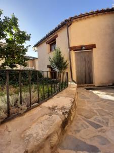 una casa con una puerta y una valla en Lobetania, en Moscardón