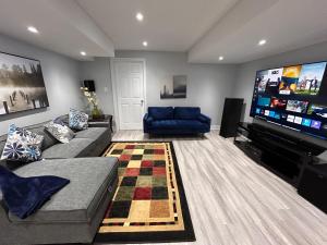 TV o dispositivi per l'intrattenimento presso Ravine Retreat - 3RM Suite, 2BD, 1 WR, Pool, Sauna