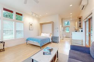 Postel nebo postele na pokoji v ubytování Saratoga Passage Bungalow + 18 fotografií