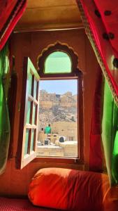 斋沙默尔hotelchotihaveli的一间卧室，窗户可以欣赏城市景观