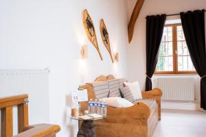 een woonkamer met een bank en een tafel bij Gîte Du Pré Pommier - Clim - Piscine - Sauna in Azé +71 foto's