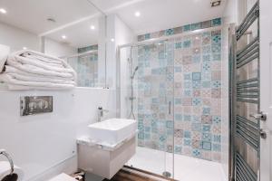 Ένα μπάνιο στο Cliff Cottage - Luxurious Seaview Retreat +24 φωτογραφίες
