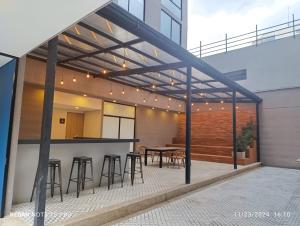 un patio con bar y taburetes en Apartaestudio Centro Bogotá, en Bogotá