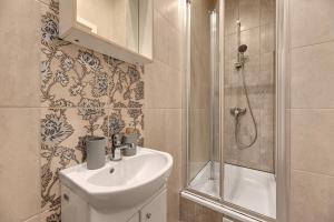 un bagno con lavandino e doccia di Sopot Host a Sopot Altre 27 foto