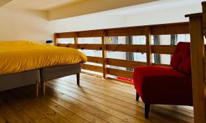 เตียงในห้องที่ Color Lodge - Appartement au centre historique - 4 personnes