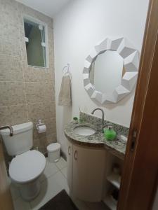 Bilik mandi di Flat confortável e excelente para relaxar com a família
