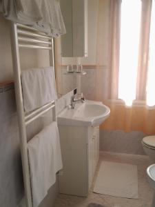 A bathroom at Villa Celeste Még 37 kép