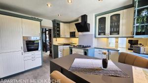 Kuchyň nebo kuchyňský kout v ubytování Apartments am Saalebogen mit Gartenterrasse, Grillkamin und freie Parkplätze