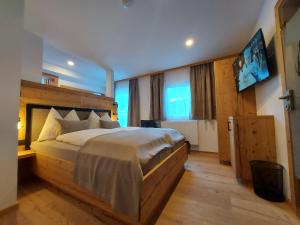 Postel nebo postele na pokoji v ubytování Hotel Gasthof Walcher