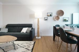 una sala de estar con un sofá y una mesa en Appartement rénové idéalement situe dans le centre piéton des Sables d'Olonne, en Les Sables-dʼOlonne