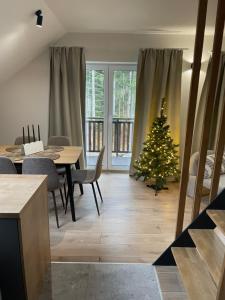 una sala de estar con un árbol de Navidad y una mesa en Apartmány Kellov Dom, en Demänovská Dolina