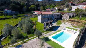 eine Luftaufnahme eines Hauses mit Swimmingpool in der Unterkunft Casa da Laranjeira Turismo Rural by Gerês Casas in Vieira do Minho