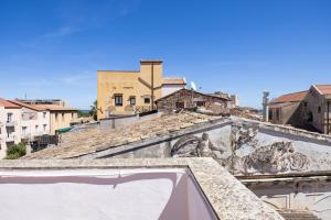 een uitzicht vanaf het dak van een gebouw bij Casa Particular Luxury in Palermo