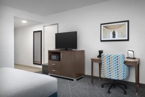 TV a/nebo společenská místnost v ubytování Hampton Inn Washington DC NoMa Union Station